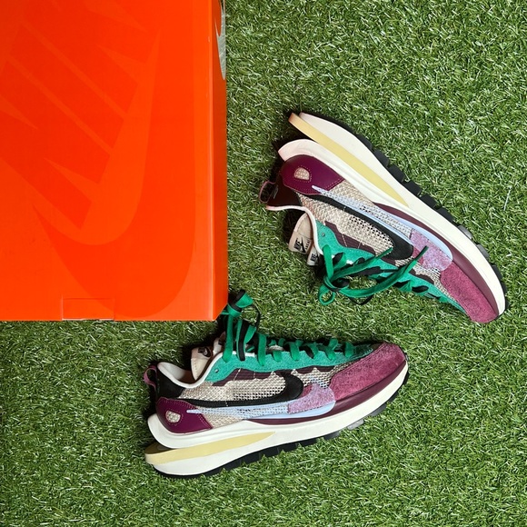 Nike X Sacai “Villain Red” main image 2